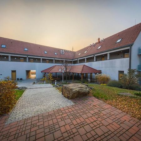 Hotel Madl Velké Bílovice Zewnętrze zdjęcie